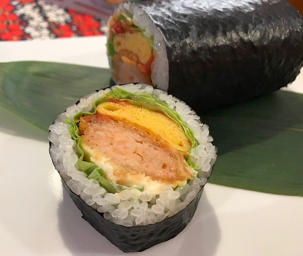 「オステリア ルッカ」桝谷シェフ監修の「プリプリえびかつのオムROLL」