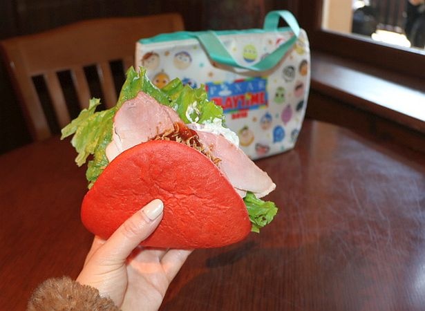 【写真を見る】色鮮やかなレッドカラーのブレッドがポイント！