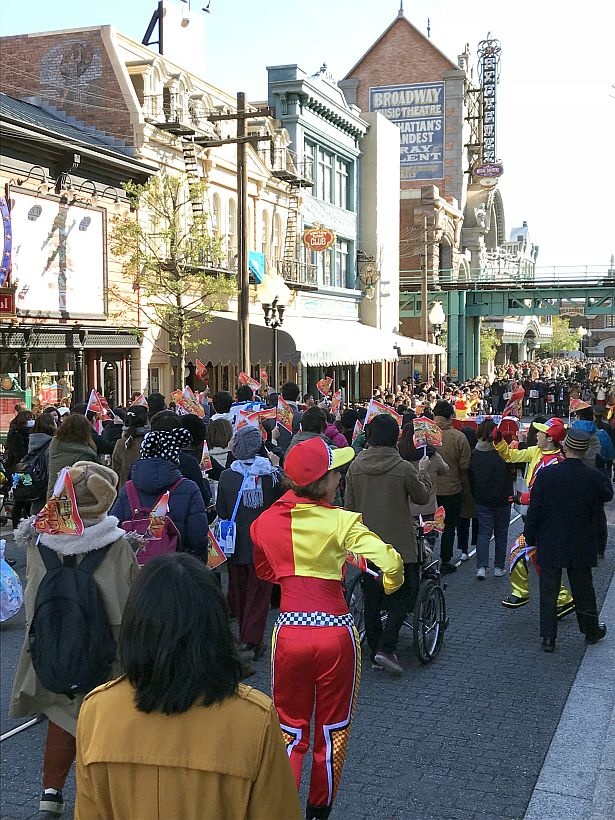 フラッグを持って練り歩くゲストたち