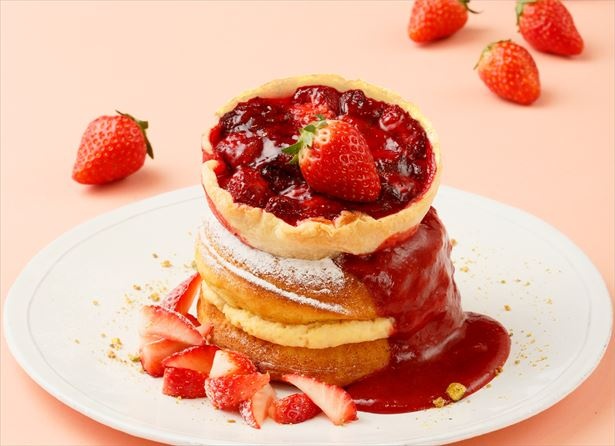 カフェ＆ブックス ビブリオテークにて、1月15日(月)より、「THE Strawberry(ザ・ストロベリー)」を開催！写真は「ストロベリーパイのパンケーキ 濃厚なイチゴソース添え」(税抜1700円) 