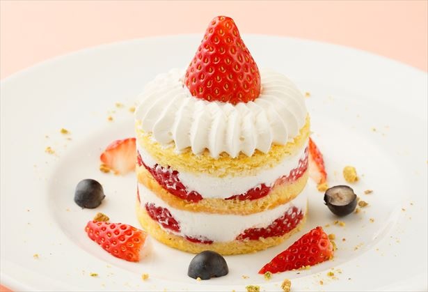  イチゴとホイップクリーム、 ふわふわのスポンジの2段仕立ての贅沢ショートケーキ「ストロベリーショートケーキ 」(税抜850円)