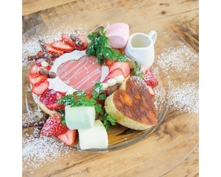 ハートのいちごソースにディップして楽しめるバレンタイン限定パンケーキ発売