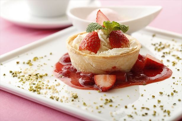11階 デセールカフェ＆レストラン「TOSHI STYLE」の「国産いちごのキッシュショートケーキ アイス添え」(1598円)