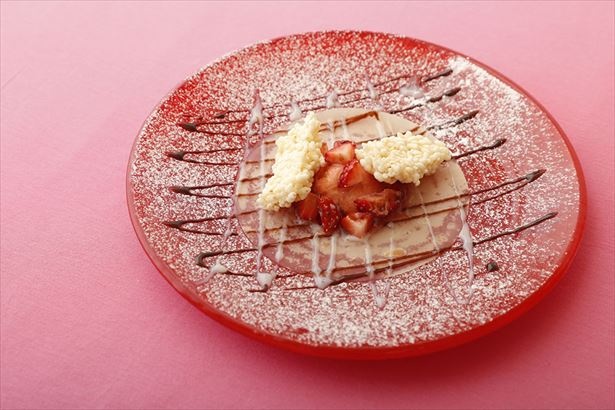 15階 中国湖南料理「華湘」の「いちごのおこげ 練乳ソースのクレープ」(840円)