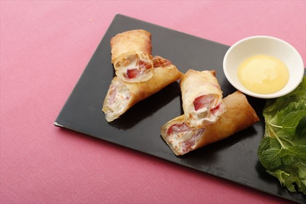 12階 ベトナム料理「ロータスパレス」の「いちご揚げ春巻き」(864円)