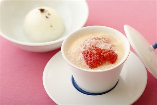 15階 京懐石「美濃吉」の「豆乳甘麹の紅ほっぺ茶碗蒸し 白味噌山椒アイス添え」(1296円) 