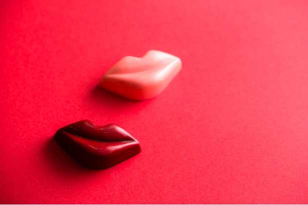 【写真を見る】唇の形をしたキュートなビジュアルの「Love Kiss」(税抜550円)は、毎年1番人気のショコラだ