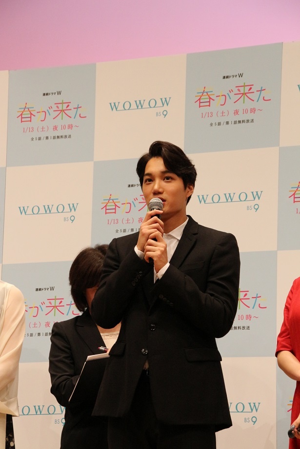 【写真を見る】第1話のシャワーシーンにて筋肉美を披露しているカイ(EXO)