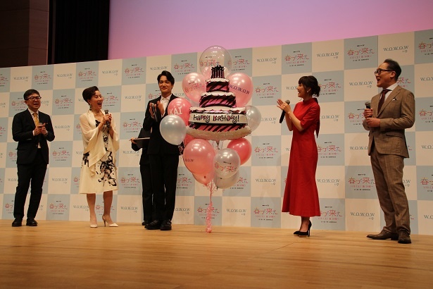 会場全体でバースデイソングを歌い、カイ(EXO)の誕生日をお祝い! バルーンケーキのプレゼントも!