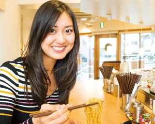 神奈川ゆかりのラーメン大好き美女がおすすめ店を案内。モデル、女優・尾花貴絵さんのLOVE麺は？
