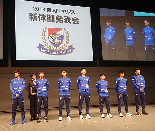 新加入選手がズラリと舞台に勢ぞろい