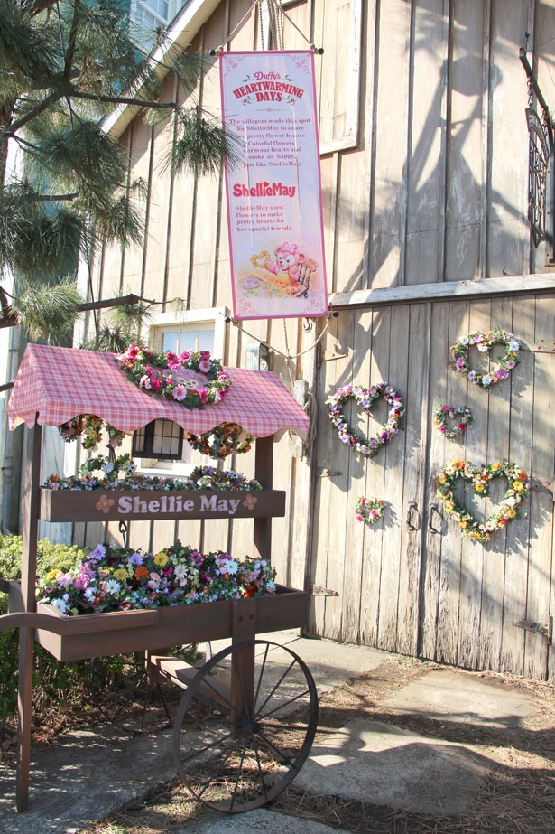 ハート形のリースやたくさんの花で彩られた、シェリーメイのデコレーション