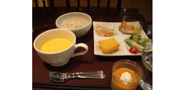 Organic Houseのお惣菜。玄米ごはんもつけてくれました