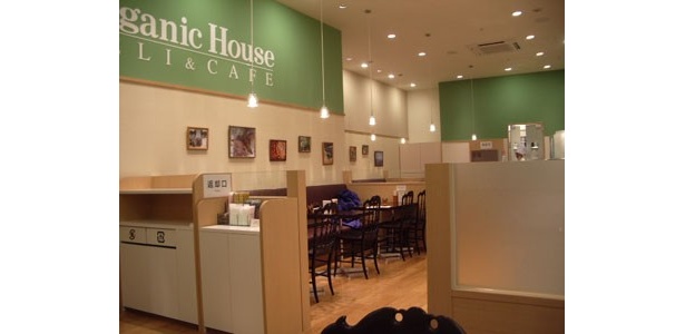 Organic Houseの店内。壁には、食材の仕入れ先の写真が飾ってあります