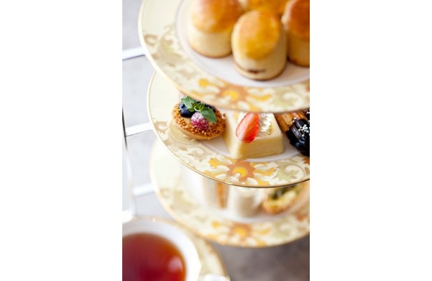 「シャングリ・ラ ホテル パリ」のスイーツを先取りできる「Parisアフタヌーンティー」が登場。食事券（3900円）を3組6名様に（有効期限〜9/14。土日祝前日および5/1〜5/4はのぞく）