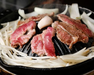 札幌・狸小路で味わう精肉店直営のジンギスカン＆名物のニラソーメン!?