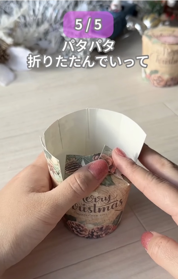 中央に向かって切り込みを順番に折り重ねる▶最後の1枚は…（⇒次へ）