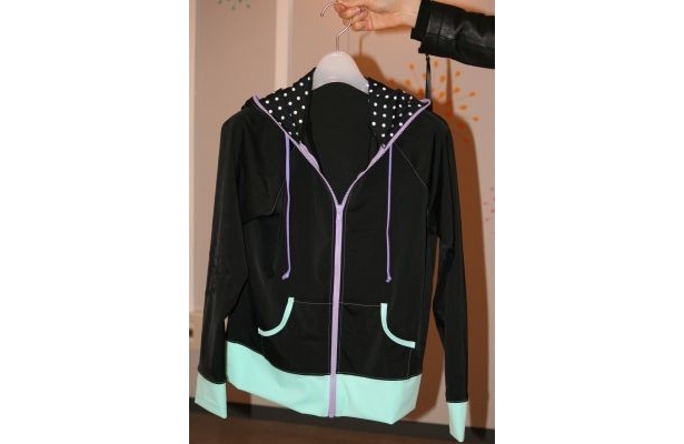 UV対策にオススメのラッシュガードも今年は洋服っぽいデザイン！このまま海に入れる