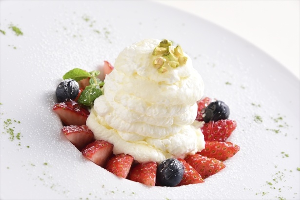 アルパ3Fの「アジオ」で提供される近畿エリアの食材を使った「京都ヨーグルトのエスプーマ」(850円)。