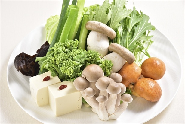 アルパ3Fの「中華旬彩料理・火鍋 聚」で提供される近畿エリアの食材を使った「火鍋の具材　京野菜と豆腐の盛り合わせ」(1490円)。