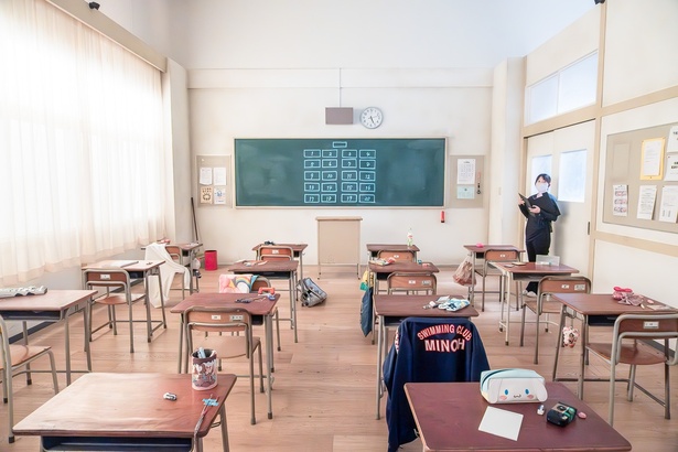 くじの番号を、黒板に書かれた席の位置で確認してから着席する。映像作品を視聴してから展示室へと進んでいく