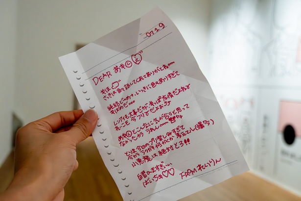 数種類ある机の中にある手紙。友達同士のやり取りから、高校時代の思い出がフラッシュバックする