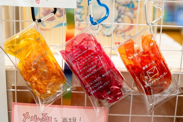 「クリアマルチポーチ あるあるガラケー画面(ランダム5種)」各770円