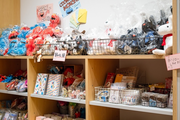 セサミストリートやリサとガスパールのキャラクターグッズも発見！