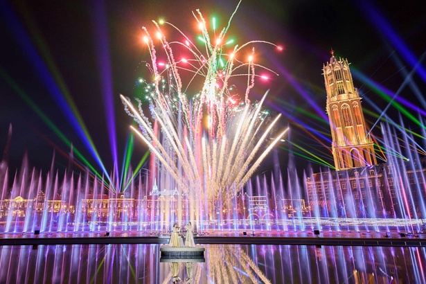 色とりどりの花火と噴水、サーチライトが夜空に広がる圧巻のナイトショー※イメージ / シャワー・オブ・ライツ：HARMONICS WITH EVANGELION(ハーモニクスウィズエヴァンゲリオン)
