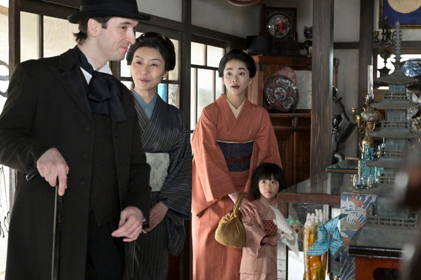 りん(見上愛)が働き始めた「瑞穂屋」には多くの外国人が訪れる