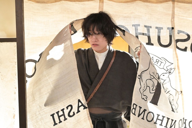 謎の青年(佐野晶哉)がフランス語でりん(見上愛)を突然フォローする