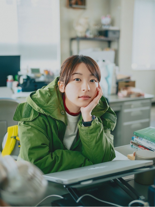 鳴海唯は2人のドキュメンタリー取材をする制作会社のディレクター・茅野志穂役