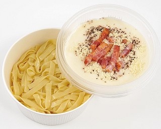 濃厚ソースともちもち食感の麺が美味！ミニストップからソースをかけて食べる生パスタ2品発売