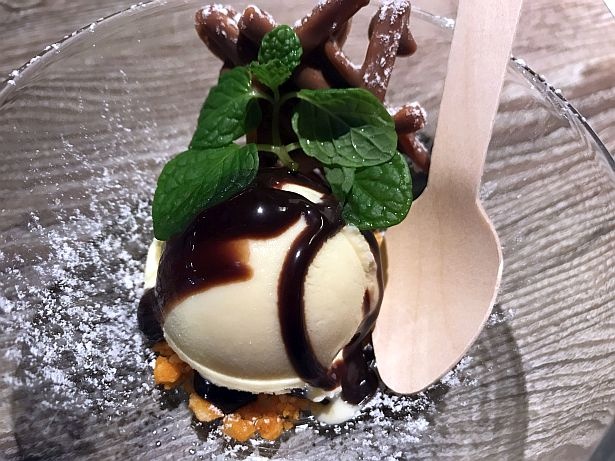 辛甘スイーツの「カラムーチョコ」は、チョコでコーティングしたカラムーチョとバニラアイスがマッチした一品