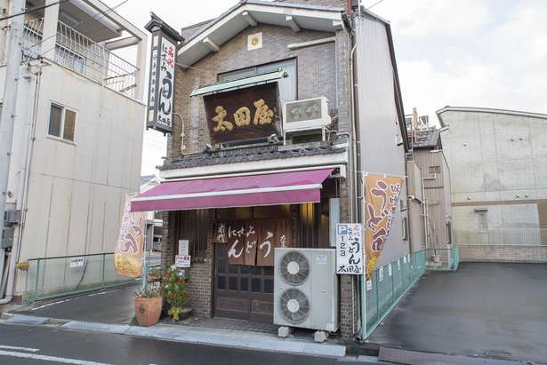 細長い店構えの「太田屋本店」。向かって左側が駐車スペースになっている