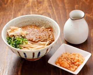 キーマカレーに、ずぼらうどん!?独創性あふれる「博多あかちょこべ」