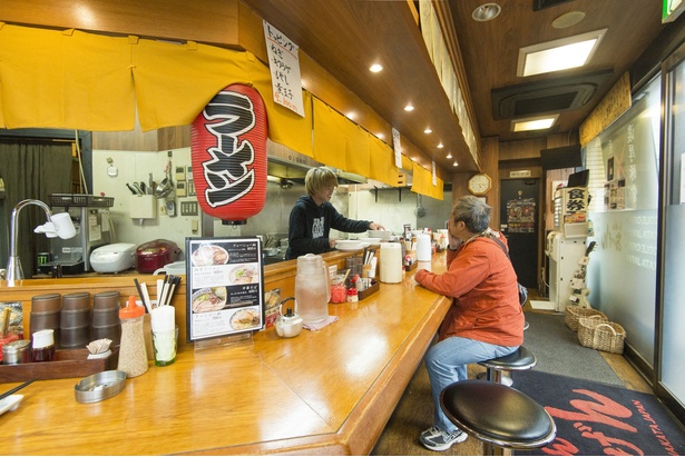 店内はカウンターのみの食券制。深夜まで営業し、飲んだあとのシメにもいい
