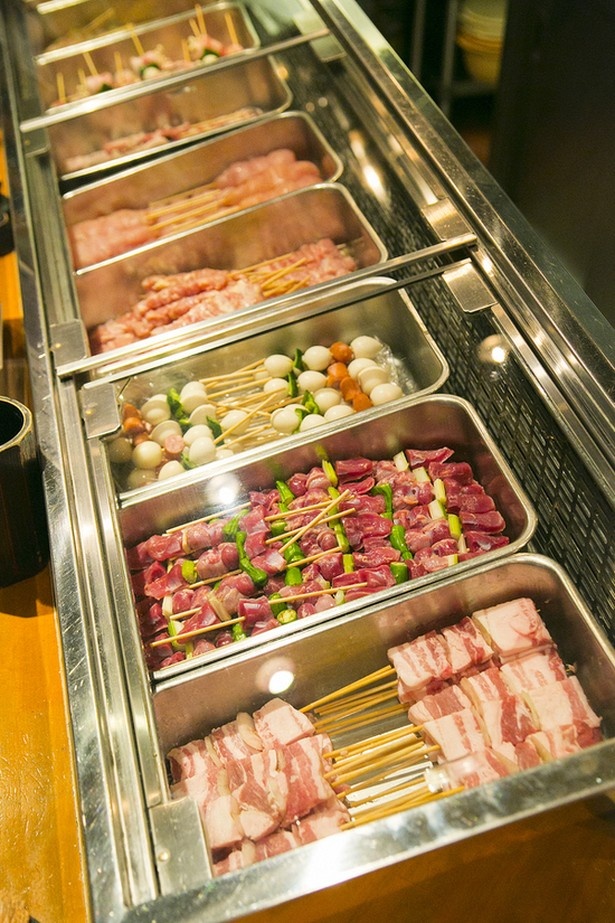 ショーケースには、九州産食材を中心に使った、自慢のネタがズラリと並ぶ