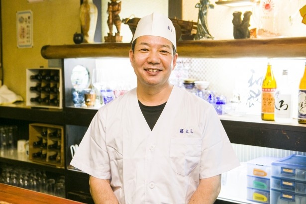 料理人の深堀禎之さん。和食店などで修行を積み、同店で20年以上料理を作り続ける