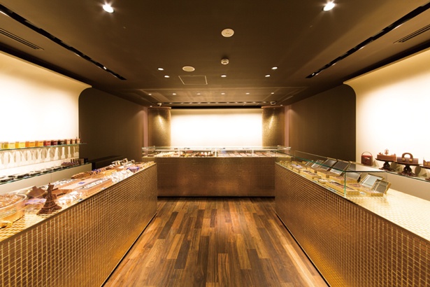 日本の食文化にも造詣が深いジャン＝ポール・エヴァン氏ならではのショコラやガトーが並ぶ/ジャン＝ポール・エヴァン 京都店