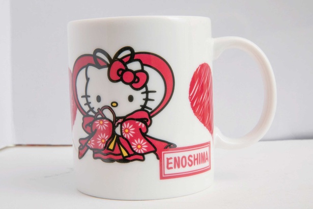 「マグカップ」(1,080円)。乙姫姿のハローキティに「ENOSHIMA」の文字入りでおみやげに