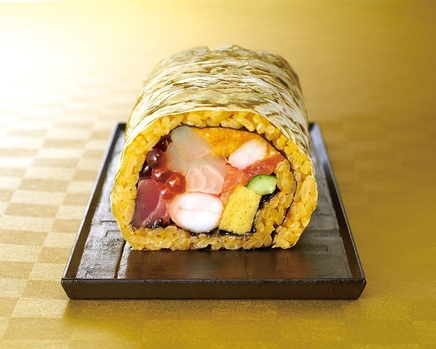 味燈守卓の「節分ROLL KIWAMI」(5400円)は、生うに、いくら、車えびなどの海鮮ネタを、ウニを混ぜ込んだ酢飯とおぼろ昆布で巻いたもの