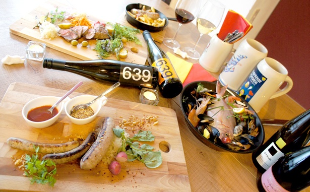 福島県産豚と自社ワインを使用した「ワイン＆ソーセージ レッカープラッツ」のソーセージも楽しめる