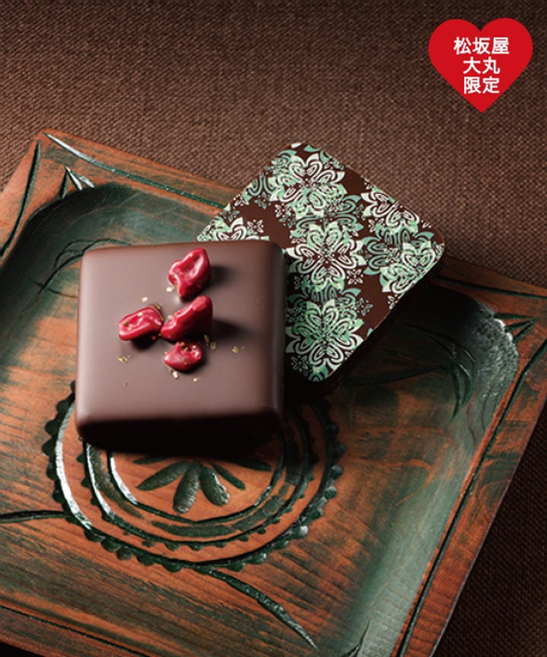 生チョコにさらにチョコレートをコーティングした、「マニフィーク」(8枚入り、1728円)