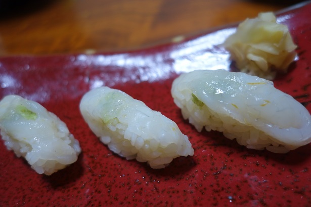 こい勢のふぐの寿司。大人気寿司店だけに、しゃりとのバランスが最高。900円