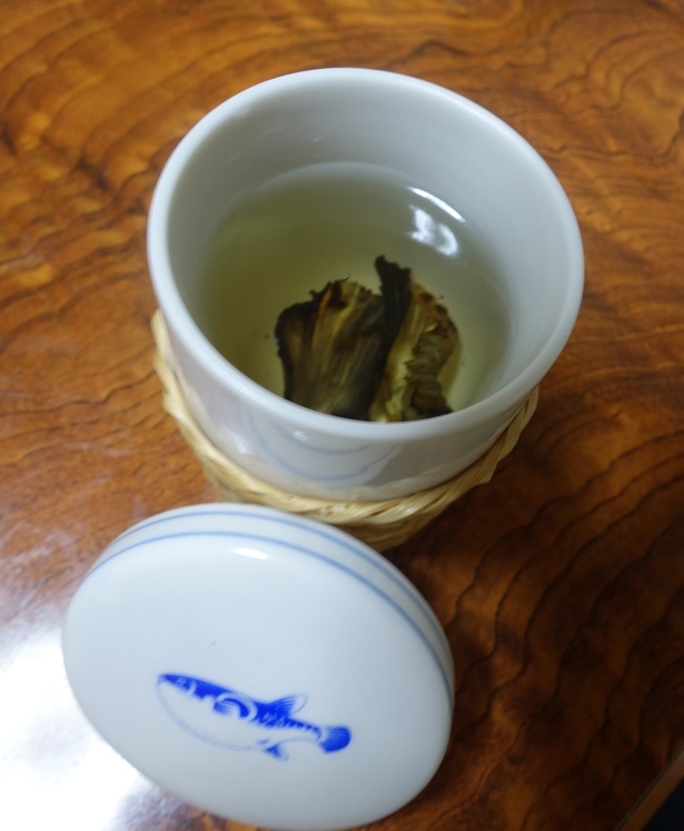 「こい勢」のふぐのひれ酒。体が芯から温まる。600円