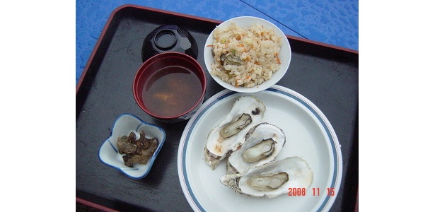 カキごはんとカキの味噌汁が付く牡蠣づくし
