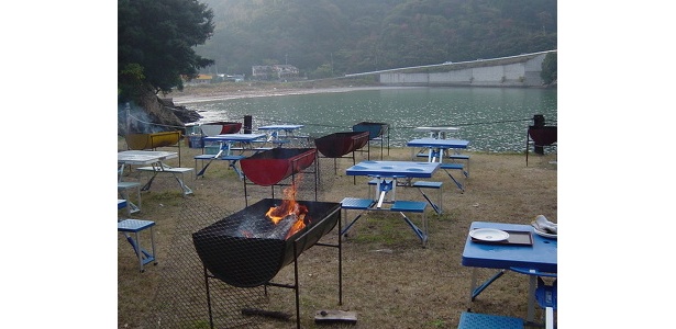 テーブルと目の前に広がる浦村の自然