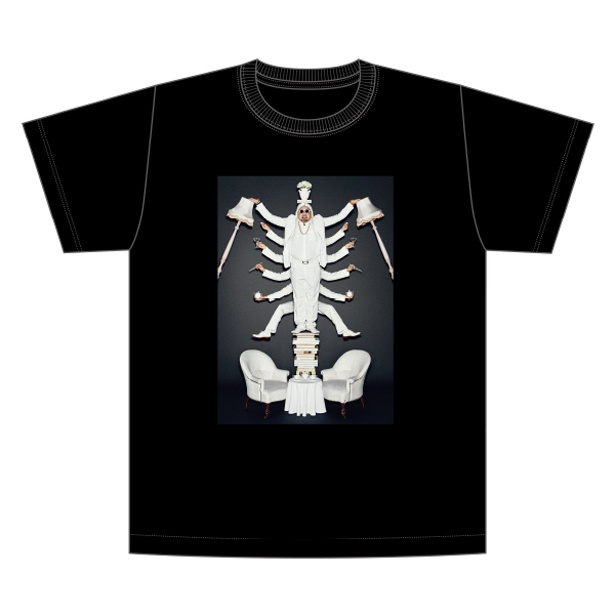 吉田ユニとのコラボグッズもあり。写真は、Tシャツ「ベンジャミン肋骨」(5000円)