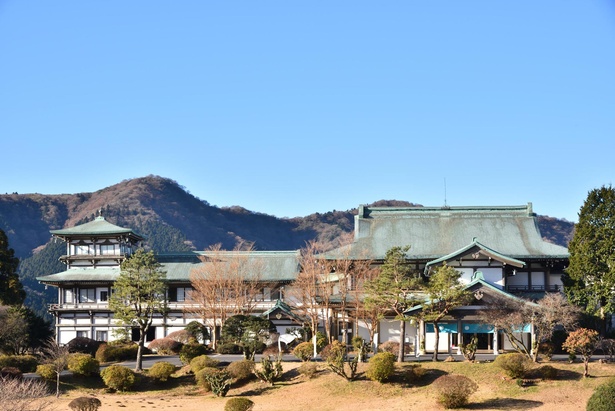 箱根の山々に囲まれた芦ノ湖畔の天然温泉「絶景日帰り温泉 龍宮殿本館」